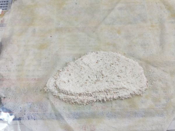 春捲皮下墊塑膠袋，在春捲皮下方鋪放花生糖粉