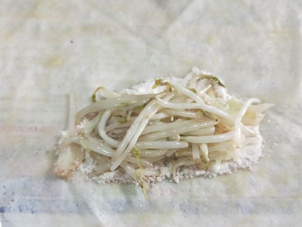 鋪料，一層一層堆疊。