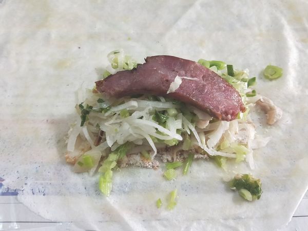 鋪料，一層一層堆疊。