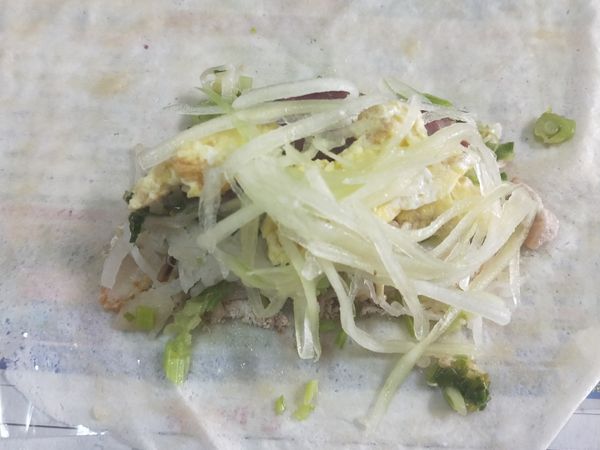 鋪料，一層一層堆疊。