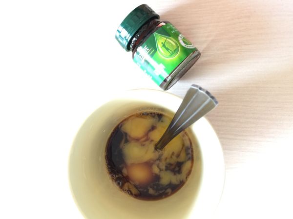 於另一容器打入兩顆蛋
倒入雞精一瓶
加日式醬油一湯匙
打散