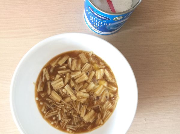 將打均勻的蛋液倒入原本承裝金針菇的碗中，加水及海鹽