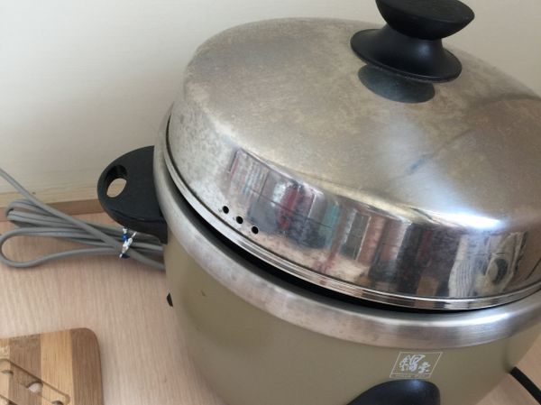 放入電鍋
鍋蓋需斜斜的留一個小縫，目的是讓蒸煮過程中鍋蓋上的水蒸氣比較不會滴到蒸蛋表層，蒸好的蛋才會漂亮