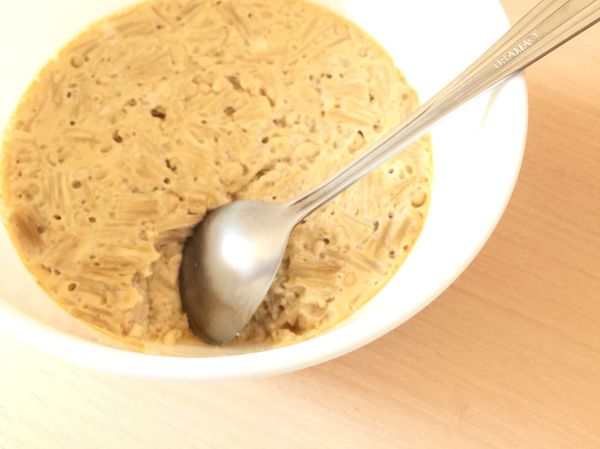 蒸蛋完成，開動
照片中的金針菇擺的有點多，所以蒸蛋表面坑坑洞洞不太美觀～但是好吃！