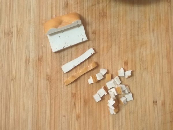 豆干我是先從中間剖半，再切條狀再切小丁，只切了三片，其他就對切成三角形