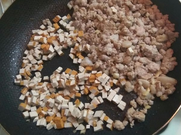 待蒜頭香味出來後，加入豆干丁，煸香可去除豆味喔！