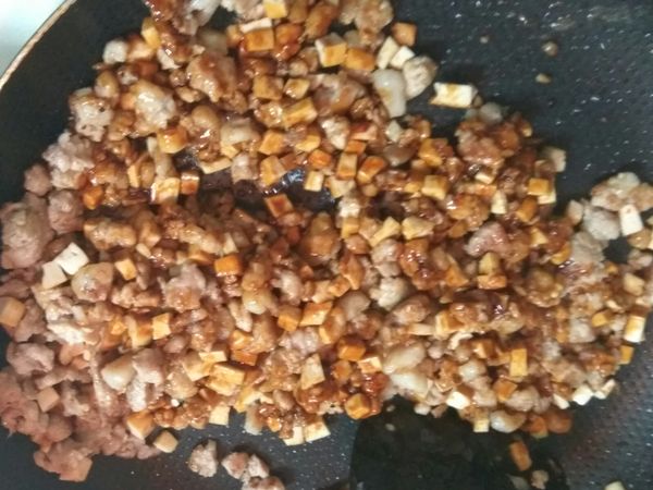 加入醬油膏、米酒、胡椒粉和油蔥酥拌炒2分鐘，再加入適量的水(因為我要加豆干和油豆腐所以大概加了三杯水左右)