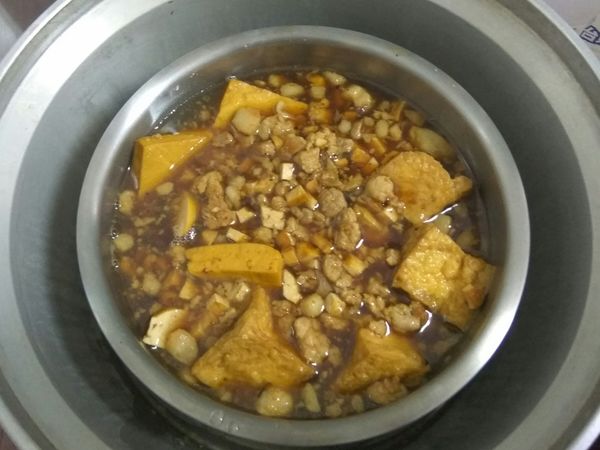 改倒入小鍋，放進電鍋，再加入豆干和油豆腐，外鍋三杯水