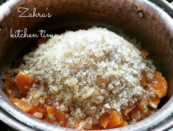 將茂谷柑的果肉和冰糖及檸檬汁，放入銅鍋內。（也可用厚的不繡鋼鍋）