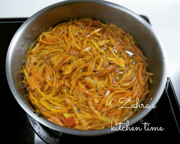 將茂谷柑的皮，去掉內層的白色膜，然後將皮切絲，放入鍋子裡加水煮沸5分鐘，撈起，用水沖一下，擠出多餘的水，再放入2.的鍋內。