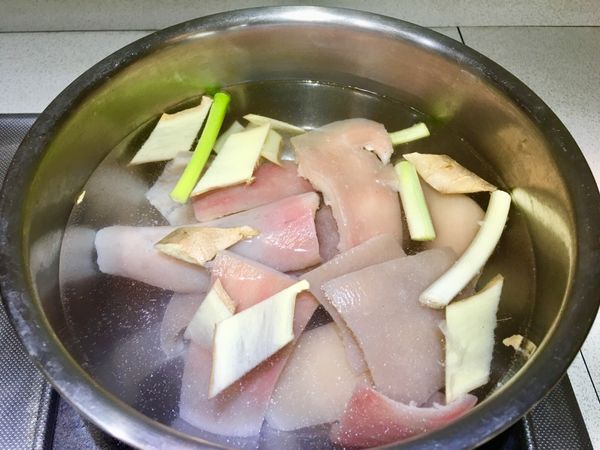肉皮先以蔥薑酒燙過即可起出