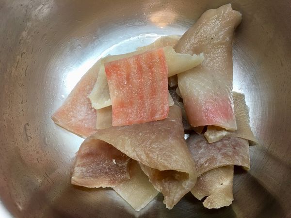 將肉皮上脂肪刮除
（刮除下來油脂
可再入鍋加些些水後
入爐上煮約15分後過濾
會得到乳白色感的肉凍
拿來包水餃可增加口感）
