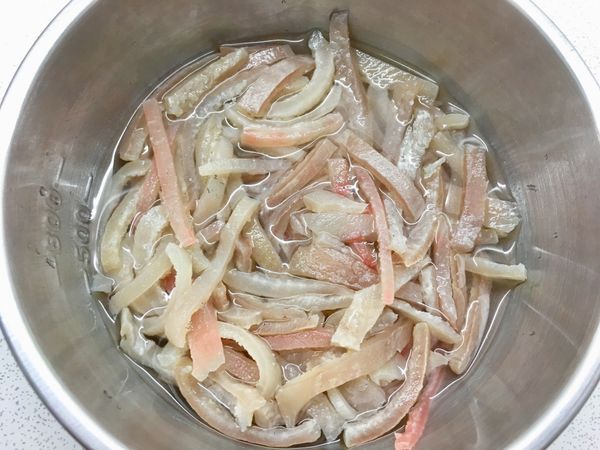 肉皮切細條後
秤過重量
以肉皮：水比例（1：1）
加水於肉皮內
放入盤中後