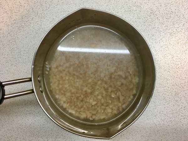 將肉皮條切碎後
另加水淹過肉皮即可
上爐上以小火煮約30分後