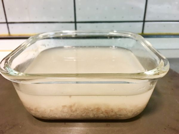 倒入保鮮盒內
入冰箱冰鎮即可