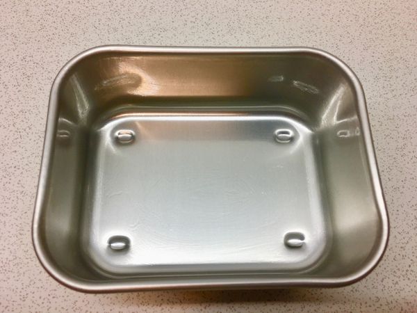 另取保鮮盒
刷上油於盆內四週