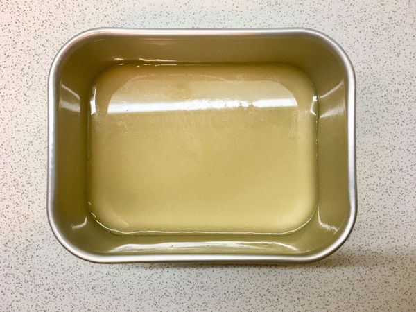 肉凍液倒入保鮮盒內後
入冰箱冰鎮2H
（要預留一些勿全倒入)