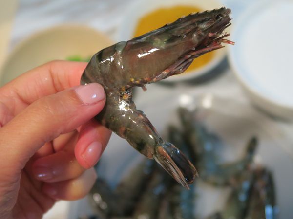 用剪刀剪去蝦頭的鬚鬚及觸角 避免下鍋煎炸時濺油