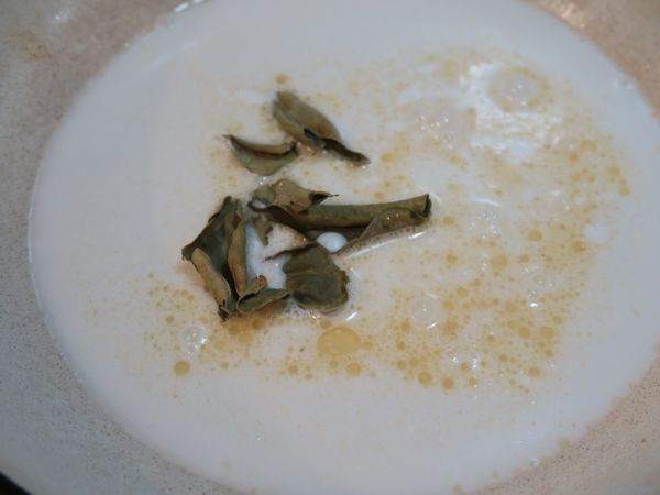 倒入椰奶煮滾 加幾片檸檬葉提香