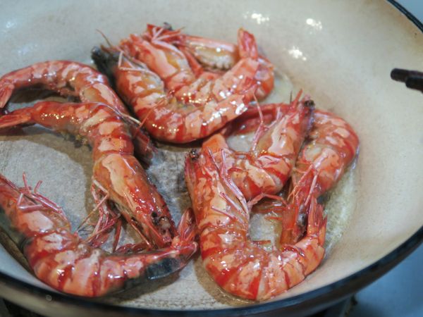 水份越少，蝦子的香氣越足
帶熟成後盛起備用