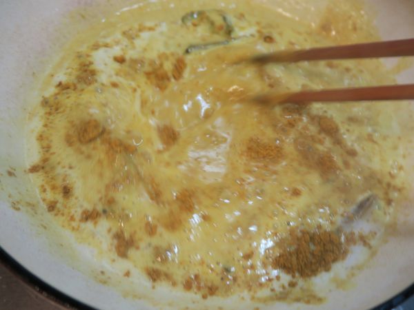 倒入黃咖哩粉拌勻