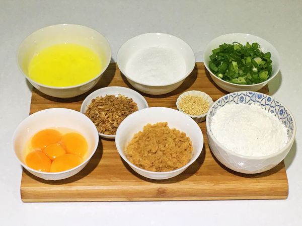 將所有材料備齊，蛋黃蛋白分開備用。