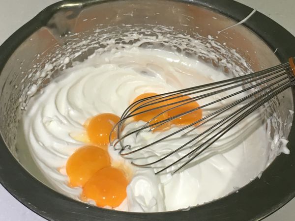 加入蛋黃拌勻，再將水和油加入拌勻。