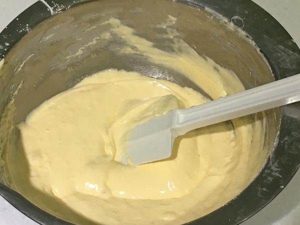 倒入過篩的低筋麵粉拌勻。