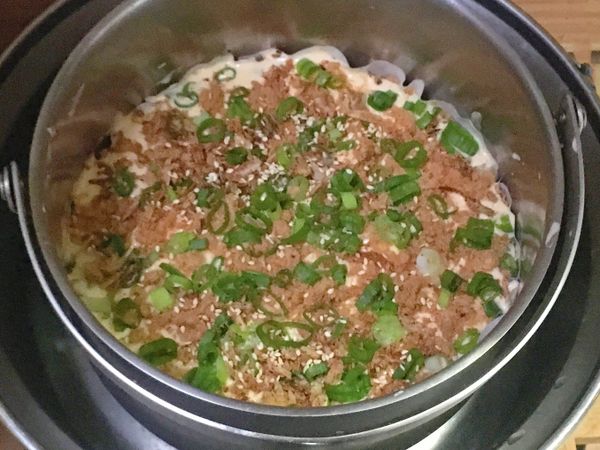 電鍋先放入蒸架並倒入3.5杯水，待沸騰預熱後，將內提鍋放於蒸架上，蓋上一張烘焙紙(避免水蒸氣滴入蛋糕)，待蒸30分鐘後，保溫燜5-10分鐘即可取出。