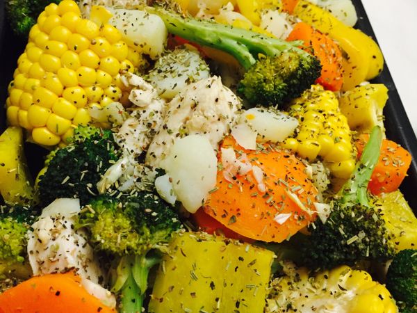 雞胸肉、紅蘿蔔、馬鈴薯先川燙過！撈起備用！把剩下的食材洗乾淨全部倒在鍋裡把調味料攪拌均勻！進烤箱！火力250度！靠25分鐘！整盤就可上桌