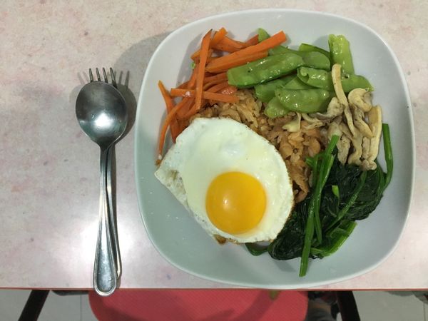 下少許油，泡菜（切碎）炒香，加入豬肉絲（可抓少許的醬油醃製），在加入白飯拌炒，完成放到碗底鋪平。
紅蘿蔔絲、荷蘭豆、秀珍菇，各別加少許的鹽炒香，各別鋪上飯上，菠菜加少許的鹽川燙30秒水倒掉，把菠菜水捏乾後。放上飯上，煎顆半熟蛋即完成。