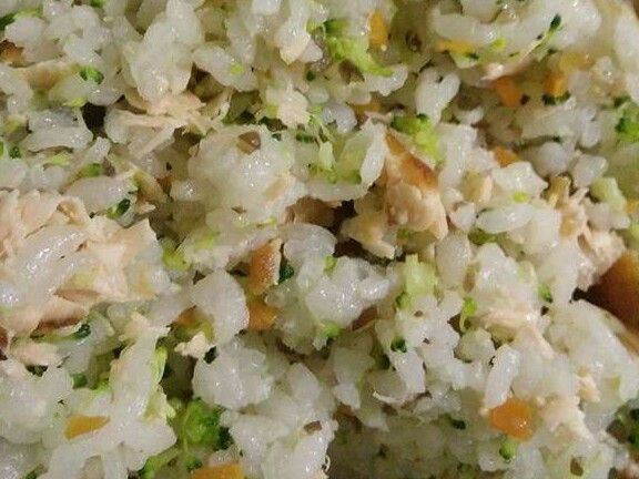 青花菜切細碎，鮭魚用叉子搓碎，魚刺一定要挑乾淨，避免小朋友吞下

把青花菜、鮭魚拌入煮好的飯裡面 並加上調味攪拌均勻