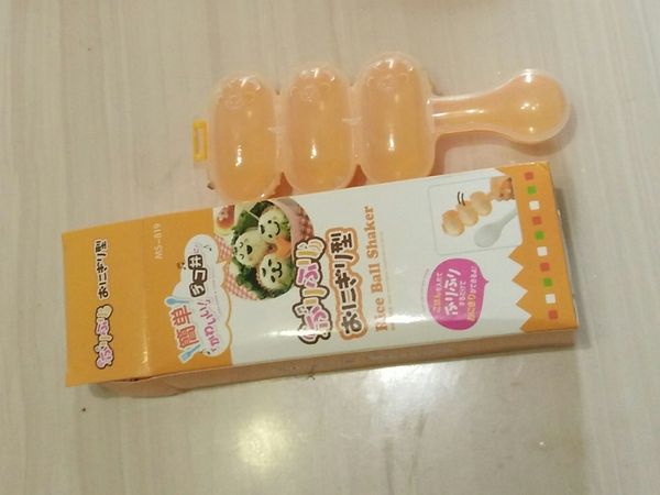 放入模型裡搖一搖 輕鬆變好吃的飯糰
可以個人喜好包上海苔或灑海苔香鬆