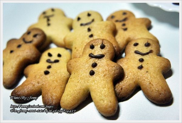 餅乾放涼後，用融化好的巧克力描繪出眼睛、嘴巴等