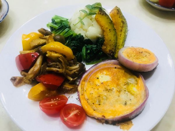 1.馬鈴薯去皮切塊盛碗
2.南瓜切片，一人三片，有幾個人切幾片
3.剩下南瓜切大塊盛碗
4.將馬鈴薯和南瓜放入電鍋蒸熟，加入約300cc的水，電鍋跳起後用筷子戳，確認熟度