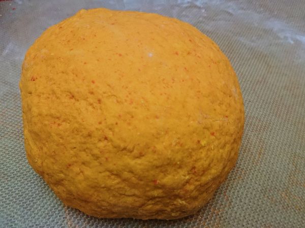2條紅蘿蔔加100cc的水打成汁
將所有食材倒入大盆中加入紅蘿蔔汁，慢慢拌勻…揉搓成光滑不沾手（三光）再蓋上保鮮膜等發酵至2倍大（夏天約一小時）