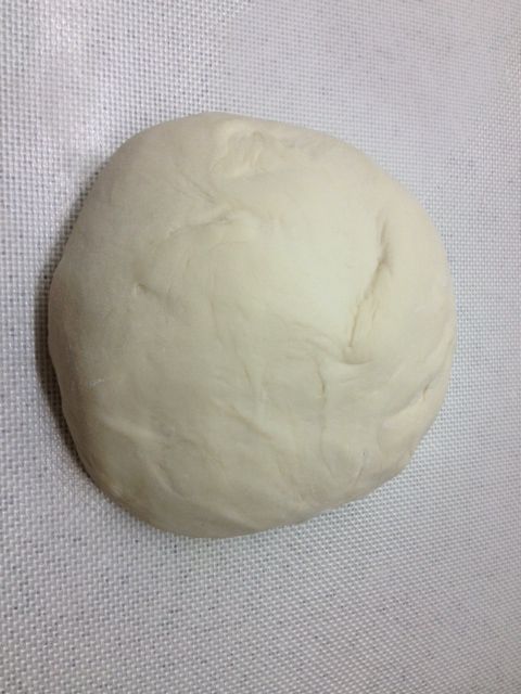 先將酵母液放製麵包機內鍋，投入其餘[麵糰]材料，按下【天然酵母】-【天然酵母麵糰製作】約【4小時製成】，取出分成4等份。