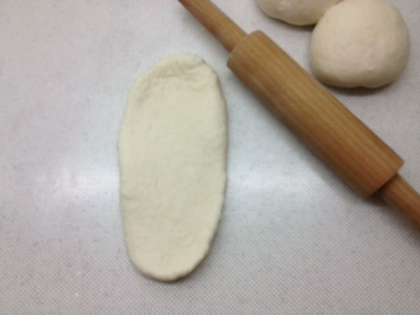 光滑面向上，收口向下，桿平成橢圓形片狀