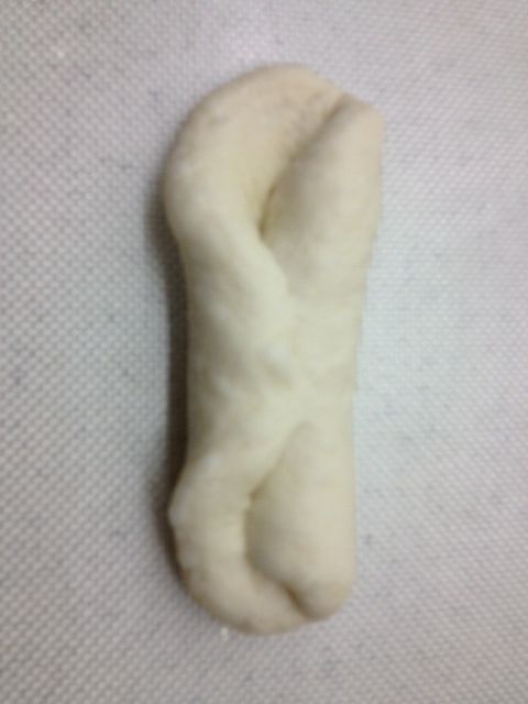 依長邊捲起捏緊收口向下