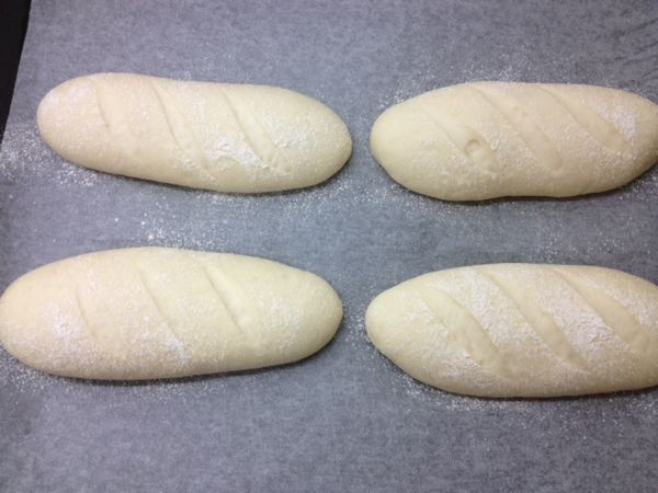 間隔排列在烤盤上，灑上少許高筋麵粉，用利刀劃出斜線，在溫暖的地方發酵【60分】