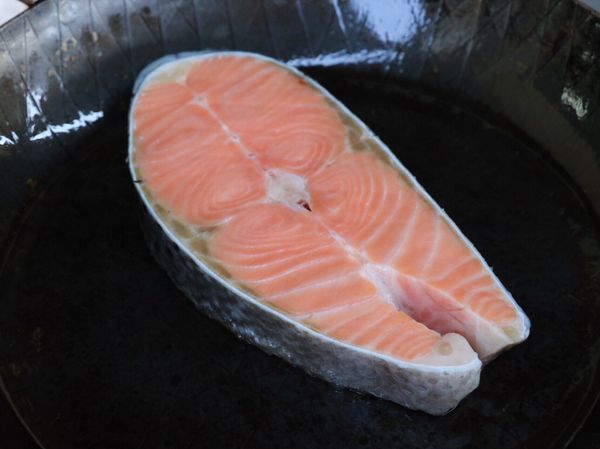 鮭魚解凍後兩面煎熟