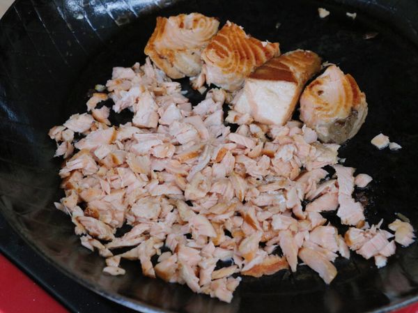 鮭魚煎熟後搗碎，此時可以調味