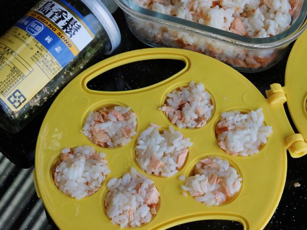 工具人媽媽使用工具快速做成飯糰