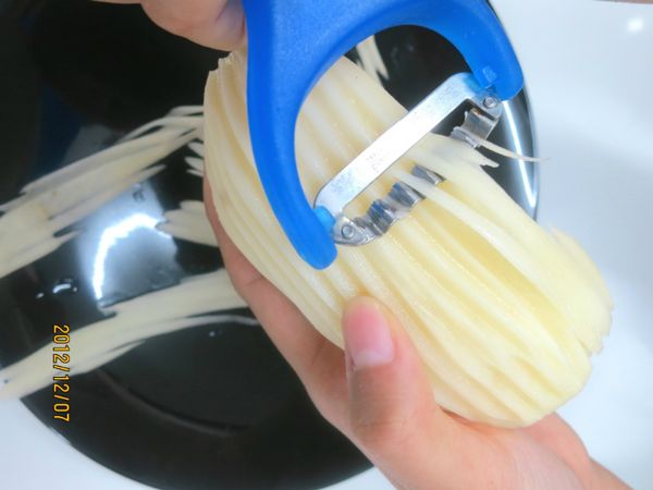 馬鈴薯削皮後先直削