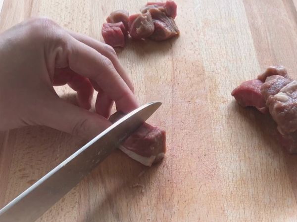 牛肉切成小丁塊。