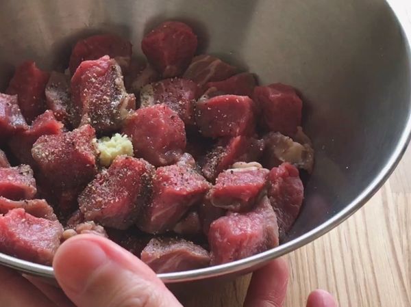 加入醃料拌勻，放入冰箱冷藏備用。