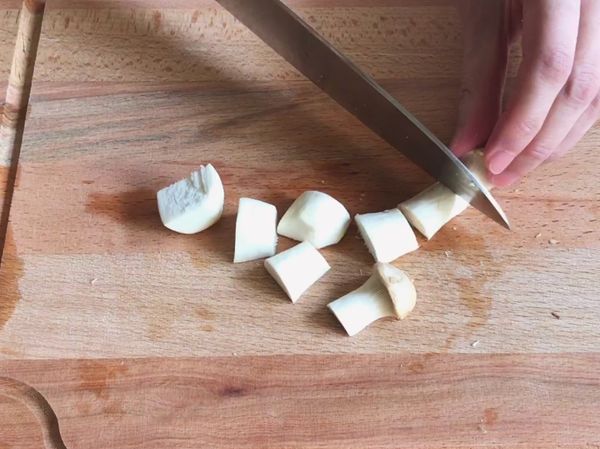 杏鮑菇也切成小塊，但不要太小，因為炒過會縮水。將蒜頭切片、辣椒切小段、蔥切成蔥花備用。