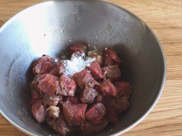 牛肉加入「下鍋前」的醃料拌勻。