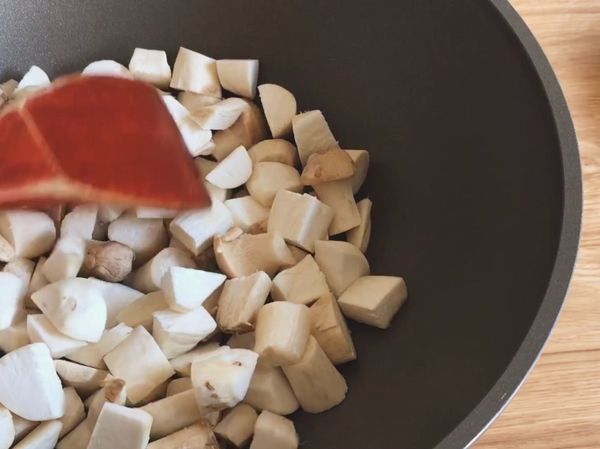 鍋中加入1大匙油，將蒜片放入炒香，然後下杏鮑菇拌炒。