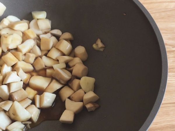 杏鮑菇開始出水變軟後，加入1小匙醬油翻炒上色，湯汁稍微收乾後盛出。